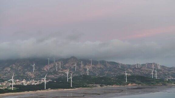 日出时海岸上的风力发电场