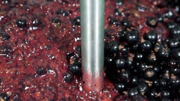 用搅拌机把黑莓磨碎