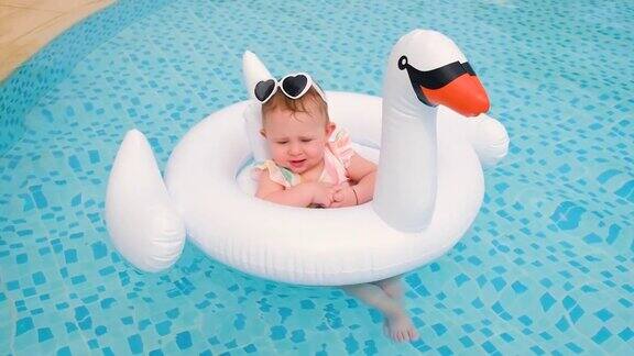 婴儿在池子里绕着圈游泳有选择性的重点