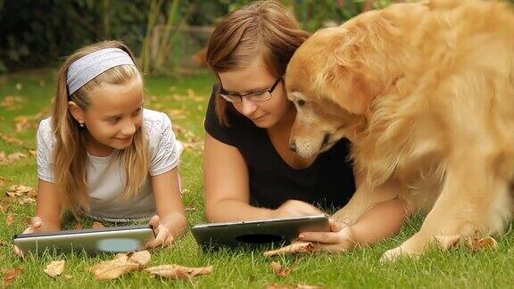 高清多莉:两个女孩和狗在后院