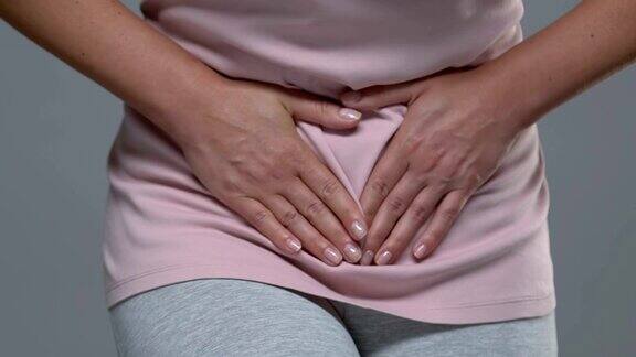 女性抱着下腹患经前综合症荷尔蒙分泌
