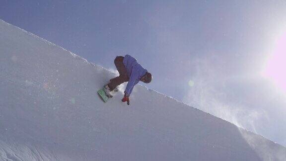 慢动作:年轻的职业滑雪板运动员在阳光灿烂的雪公园半管跳跃