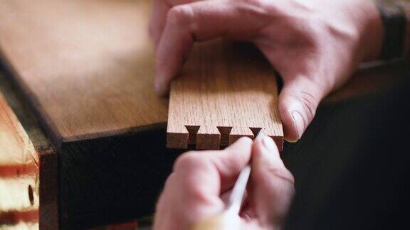 木工用木凿把燕尾榫刻进橡木板里木工工艺手工艺品木工工具的声音