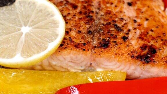 红色的鱼用柠檬在平底锅里煎