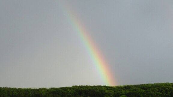 雨后的天空有彩虹