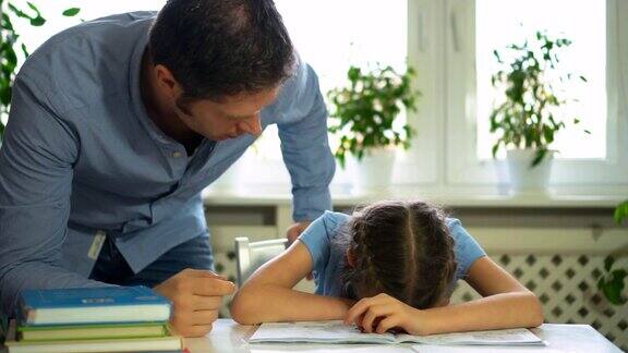 爸爸很生气因为他的女儿不想做家庭作业