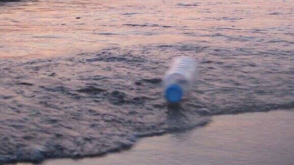 海边的塑料瓶