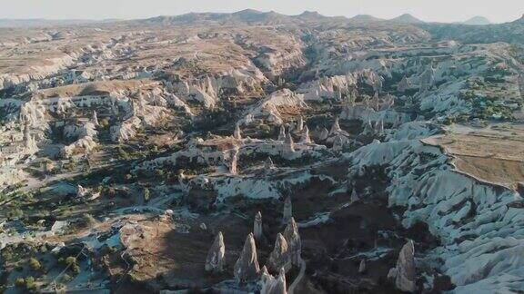 土耳其卡帕多西亚烟囱山谷的鸟瞰图