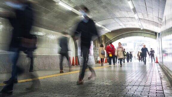4K延时:高峰时段东京市中心火车站附近隧道下的行人