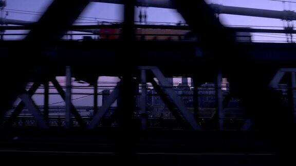 曼哈顿桥上地铁列车的侧面轮廓乘客视图