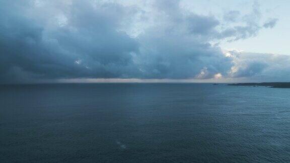 静冈县伊豆半岛海面上引人注目的雨云航拍画面