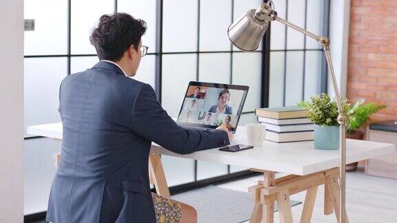 年轻的亚洲搞笑商人穿着内衣在家里工作与同事们进行虚拟视频会议在线工作在家里进行视频通话