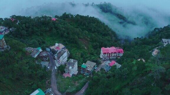 在喜马拉雅山麓的云团形成的鸟瞰图喜马偕尔邦印度-股票视频