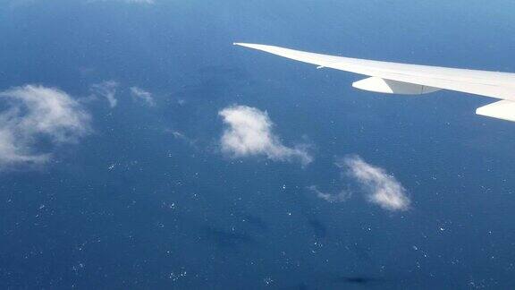客机在长岛附近的大西洋上空飞行商业货船在那里
