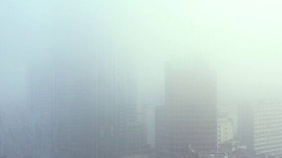 摩天大楼被雾霾笼罩的画面