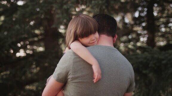一个父亲在外面抱着他的女儿