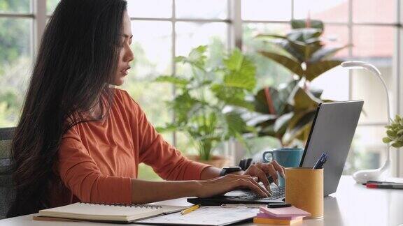 亚洲女性在家工作时在笔记本电脑前做项目会感到压力科技生活的新常态