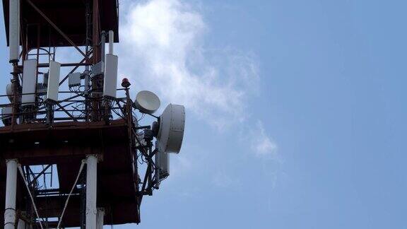 携带蜂窝网络天线的信号塔