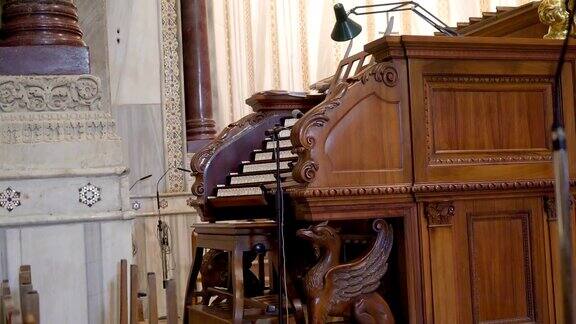 意大利西西里岛巴勒莫大教堂内的旧钢琴