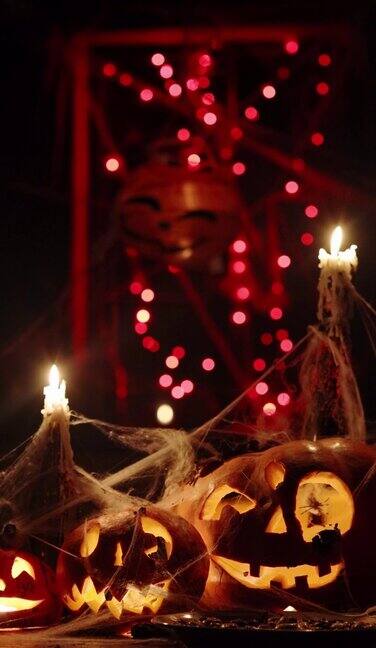 南瓜南瓜灯万圣节与蜘蛛网和蜡烛在桌子上美丽的装饰