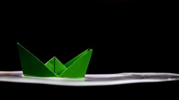 绿色的纸船在水上