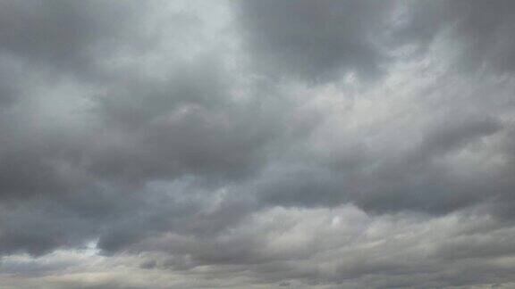 英国卢顿市上空的高角度雨云