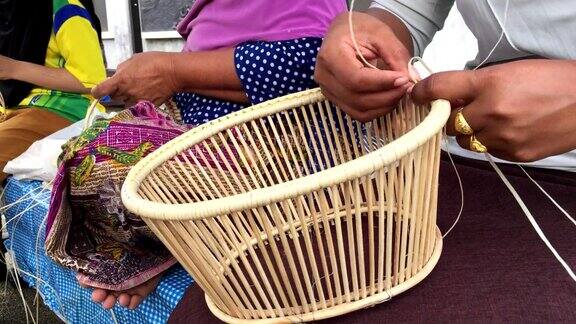 妇女编织编织柳条篮子