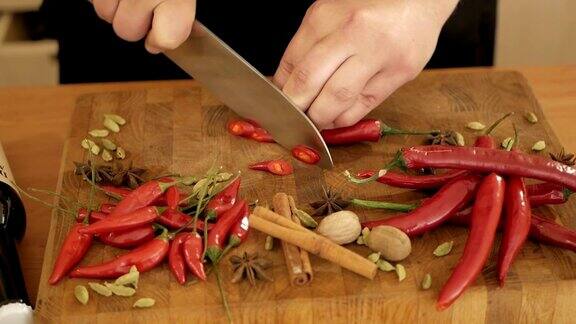 厨师把红辣椒切成薄片放在木板上
