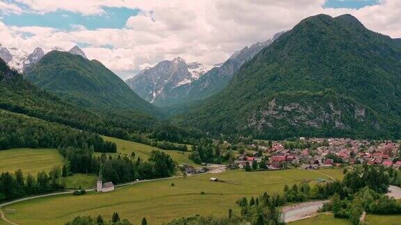 风景优美的山脉和山谷小镇KranjskaGora