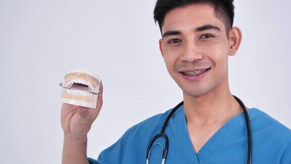 一位亚洲男医生会教你如何正确清洁和保养牙齿