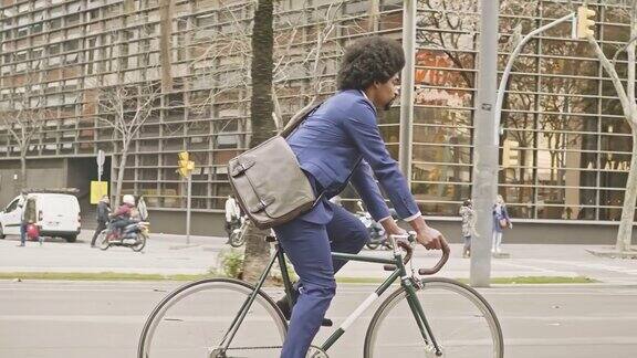 慢动作视频的商人与他的自行车在城市通勤