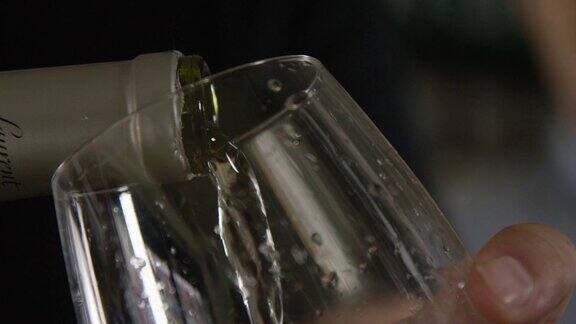 将葡萄酒倒入玻璃杯慢动作