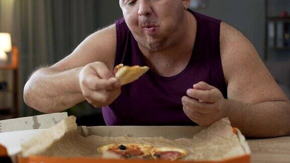 超重男性晚上吃披萨很快对不健康的食物上瘾