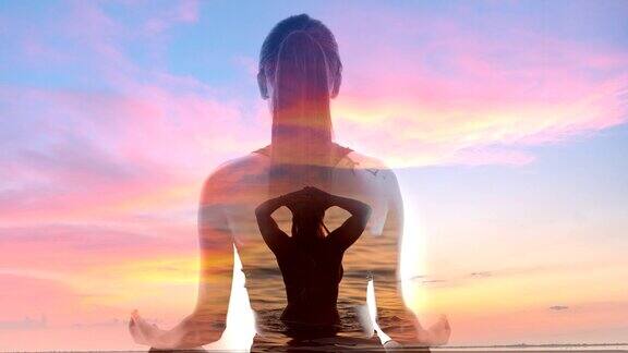 以一个在海里游泳的女人和日落时的云景为背景沉思