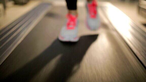 在跑步机上跑步的女人近距离观察鞋子