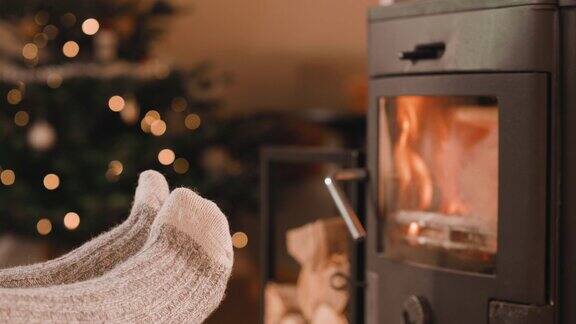 圣诞节的时候把脚放在壁炉前
