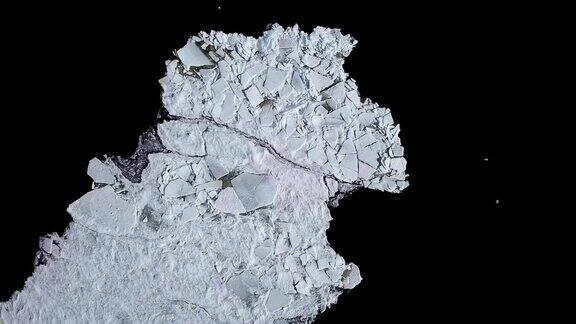 从鸟瞰图上看冰的纹理被破碎成不同形状和大小的碎片