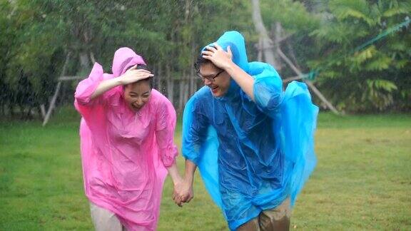 一对亚洲夫妇在倾盆大雨中奔跑