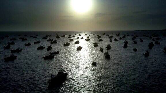 夕阳下海湾中渔船的剪影