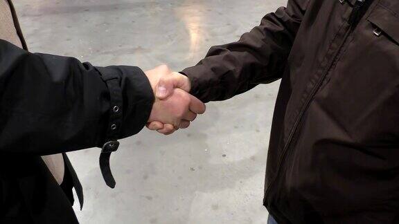 两个朋友见面握手