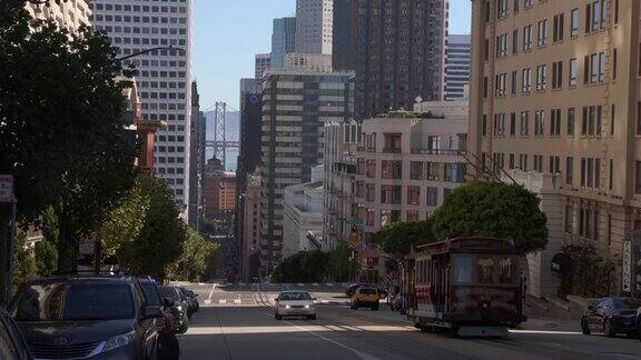 旧金山低诺布山的观点有轨电车通过之间的汽车