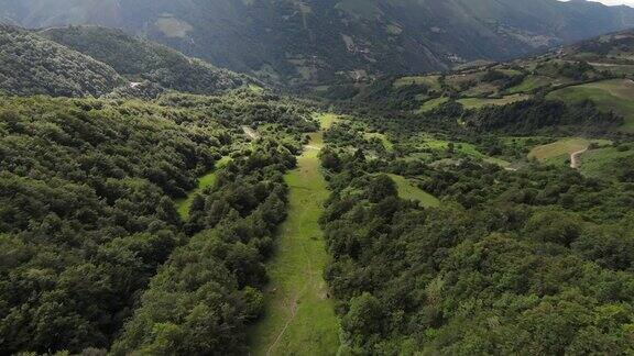 FPV无人机拍摄的高山路