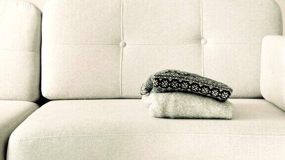 有人把毛衣叠好放在沙发上