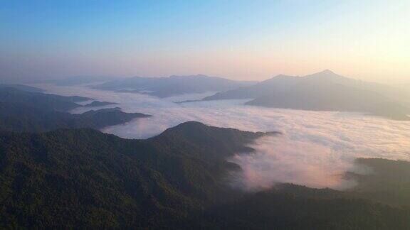 山谷上空的云海背景是群山4k航拍视频