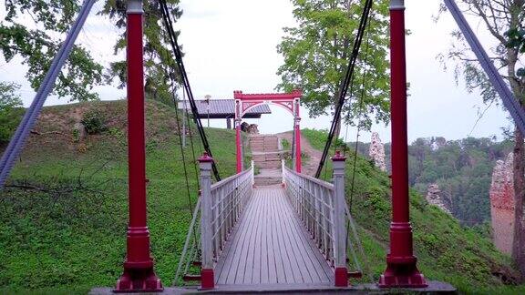 穿过爱沙尼亚Viljandi山顶的金属桥