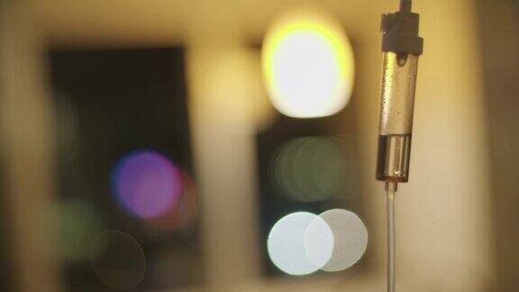 静脉滴液在夜间医院病房明亮的博克灯光背景