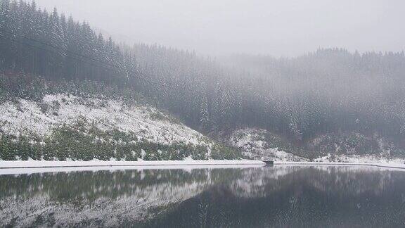 喀尔巴阡山脉的冬季湖泊和森林