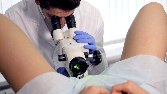 一位专业医生正在检查一个女孩的阴道