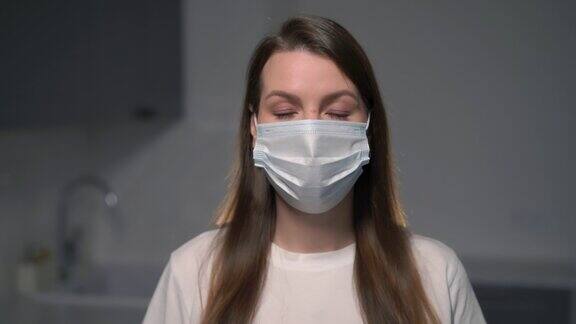 年轻的女医生或护士戴医用口罩的女孩大流行covid19