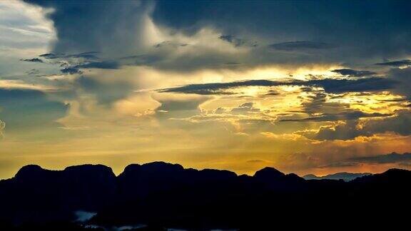 时间流逝的日出和云景移动在山上泰国